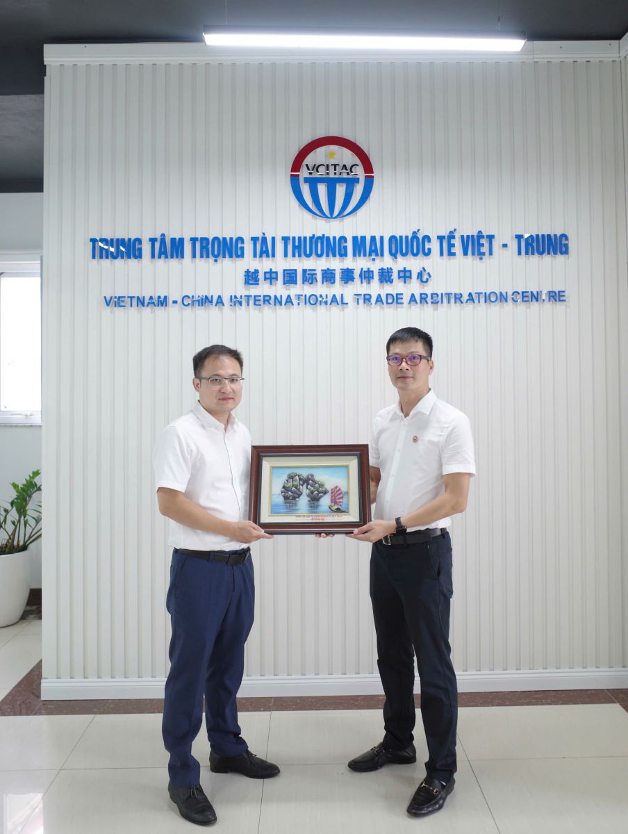 Ông Bùi Trung Kiên - Phó chủ tịch Trung tâm trọng tài thương mại quốc tế Việt - Trung đại diện tặng quà lưu niệm cho Đoàn đại biểu do Ông Mạc Kiếm Bình – Phó chủ tịch kiêm Tổng thư ký Ủy ban trọng tài Bắc Hải làm trưởng đoàn